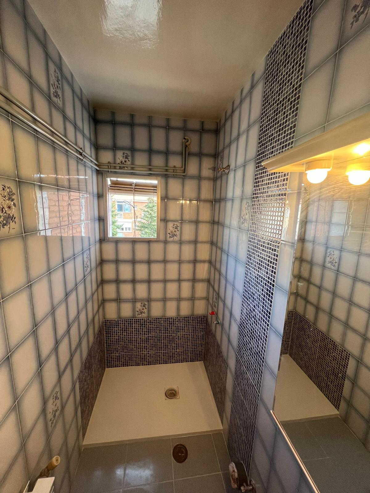 ¿Es posible cambiar la bañera por ducha sin tocar azulejos?